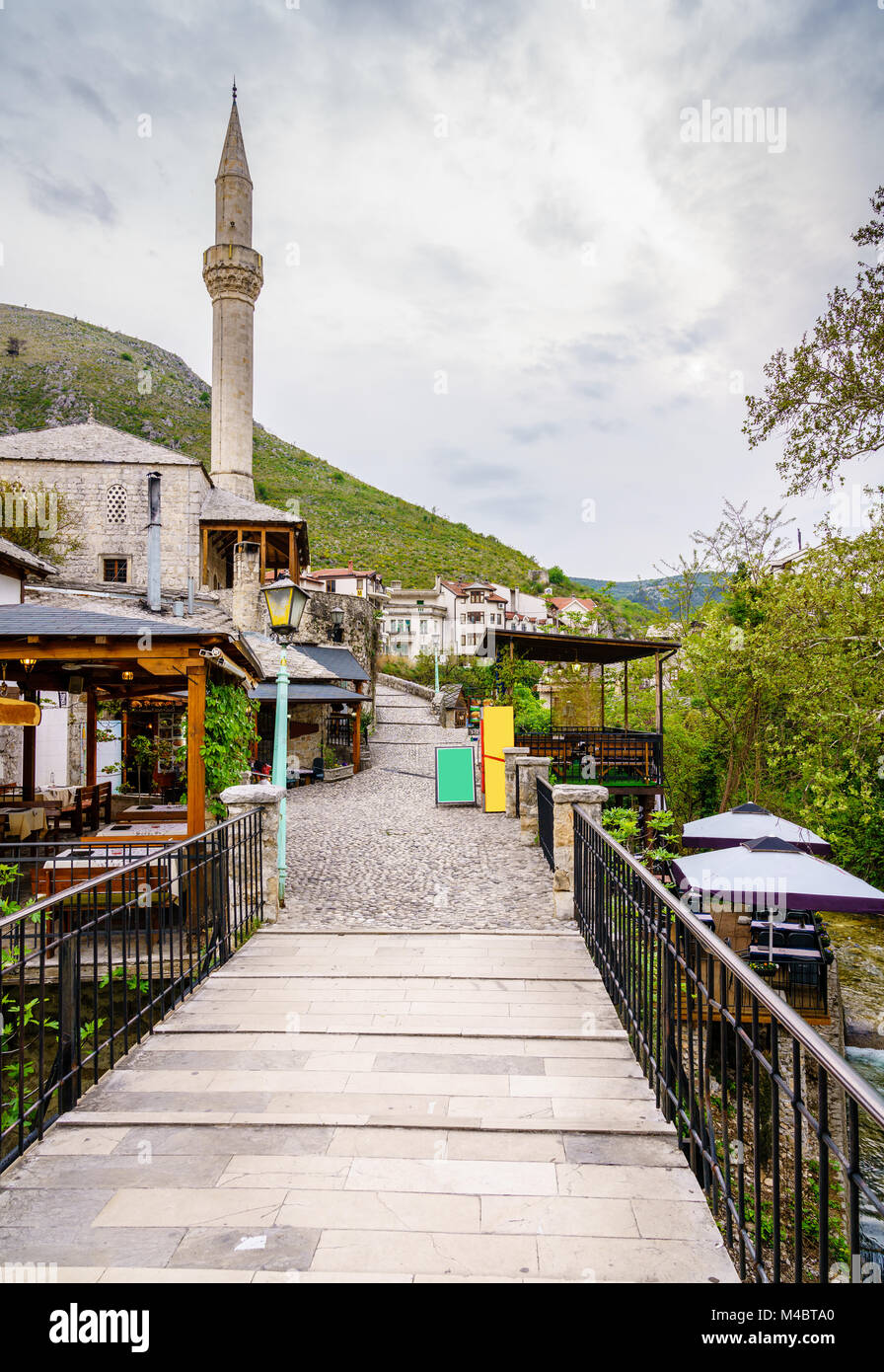 Alte Straße mit Kopfsteinpflaster in der Stadt Mostar, Bosnien-Herzegowina Stockfoto