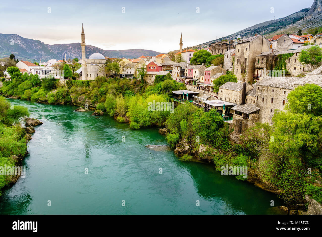 Malerischer Blick auf die Stadt Mostar aus dem bidge über die Neretva, Bosnien Stockfoto