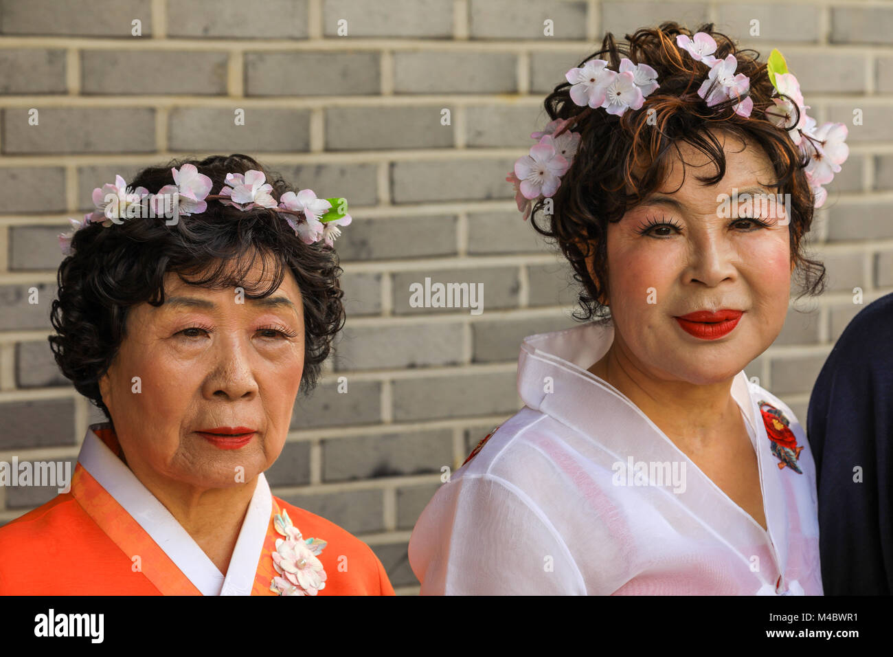 Ältere koreanische Frauen kleiden sich in traditioneller Kleidung während des Festivals in Jeonju, Südkorea Stockfoto