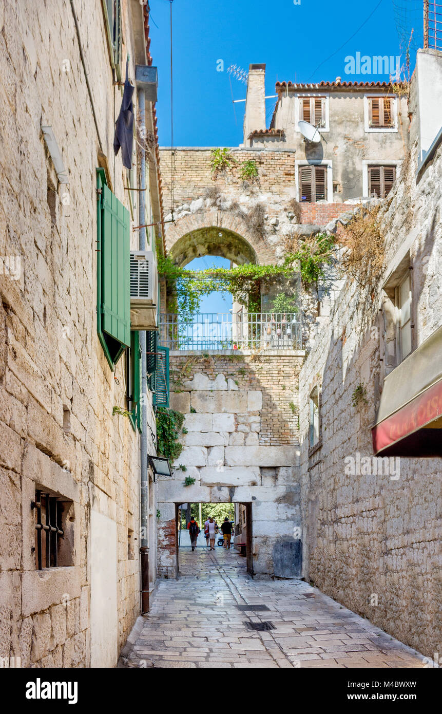 Gasse in der Diokletianspalast, Split, Dalmatien, Kroatien, Europa Stockfoto