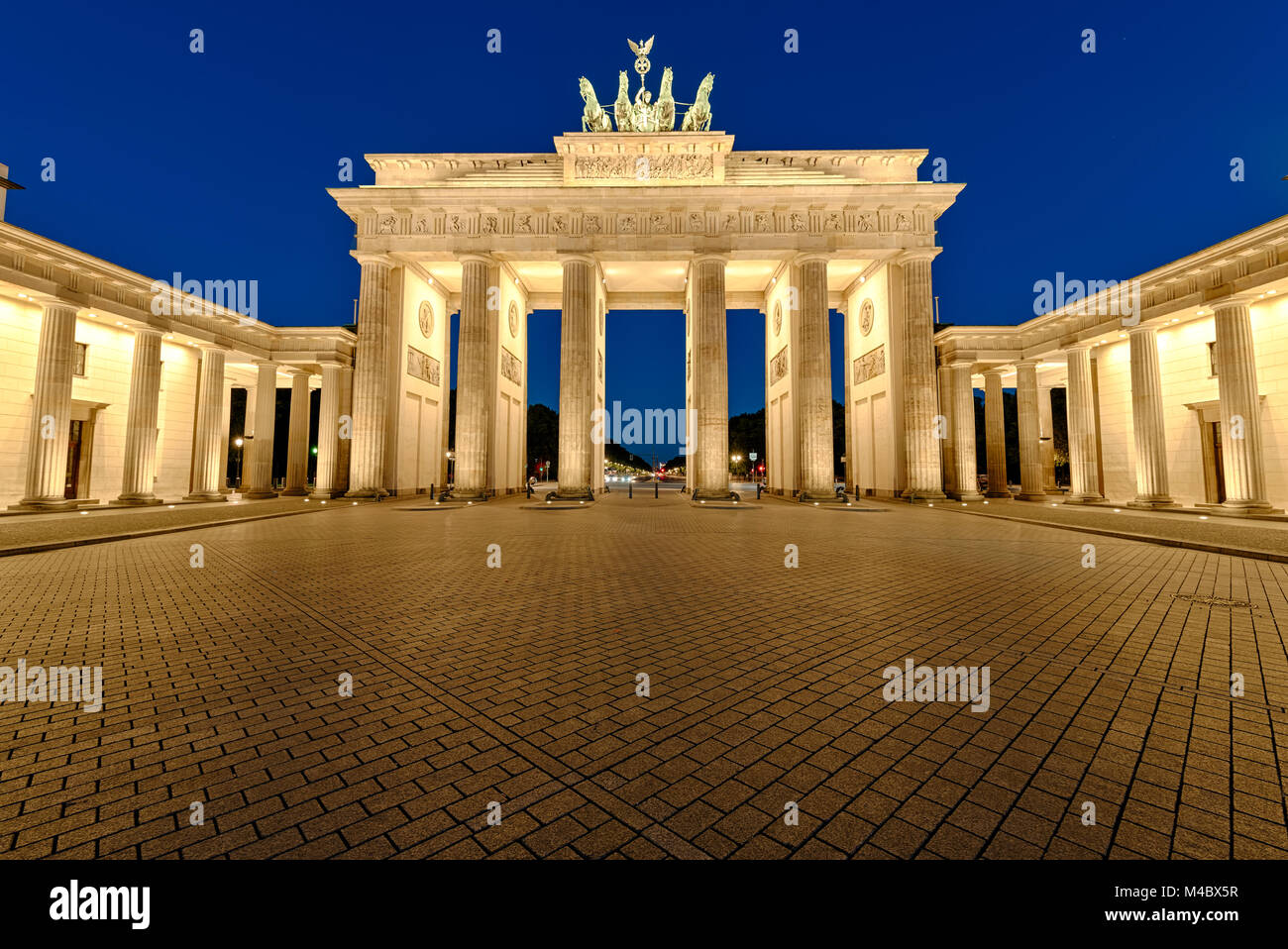 Das Brandenburger Tor in Berlin bei Nacht beleuchtet Stockfoto