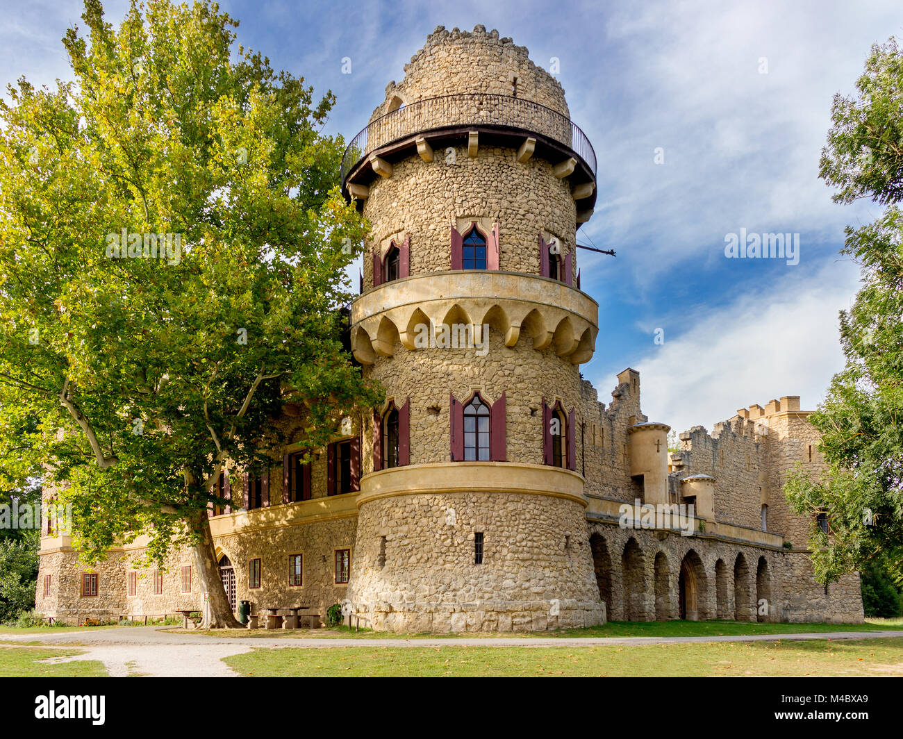 John's Castle (Januv hrad oder Janohrad) - künstliche Ruinen. Ehemalige Liechtenstein Sommerresidenz, Lednice-Valtice Areal, Südmähren, Tschechische Republik, Stockfoto