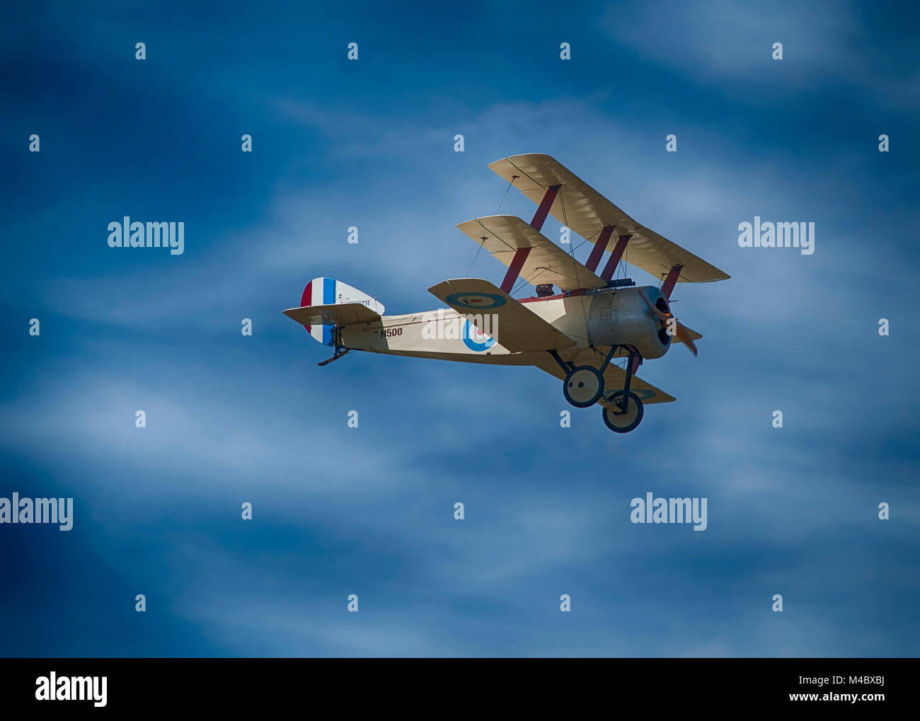 WW1 Sopwith Dreidecker flying-Demo auf der Farnborough International Airshow Handel, Großbritannien Stockfoto