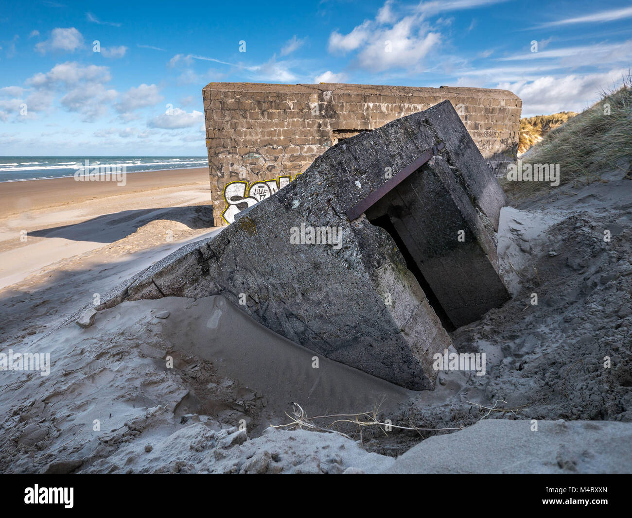 Zerstörte Welt Weltkrieg Bunker an einem französischen Strand Stockfoto