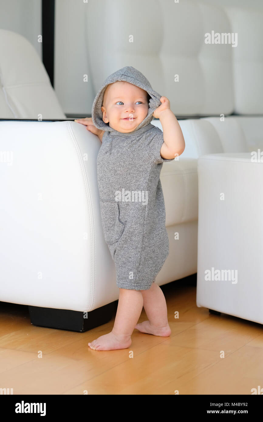 Baby Boy mit blauen Augen hoodie tragen Stockfoto