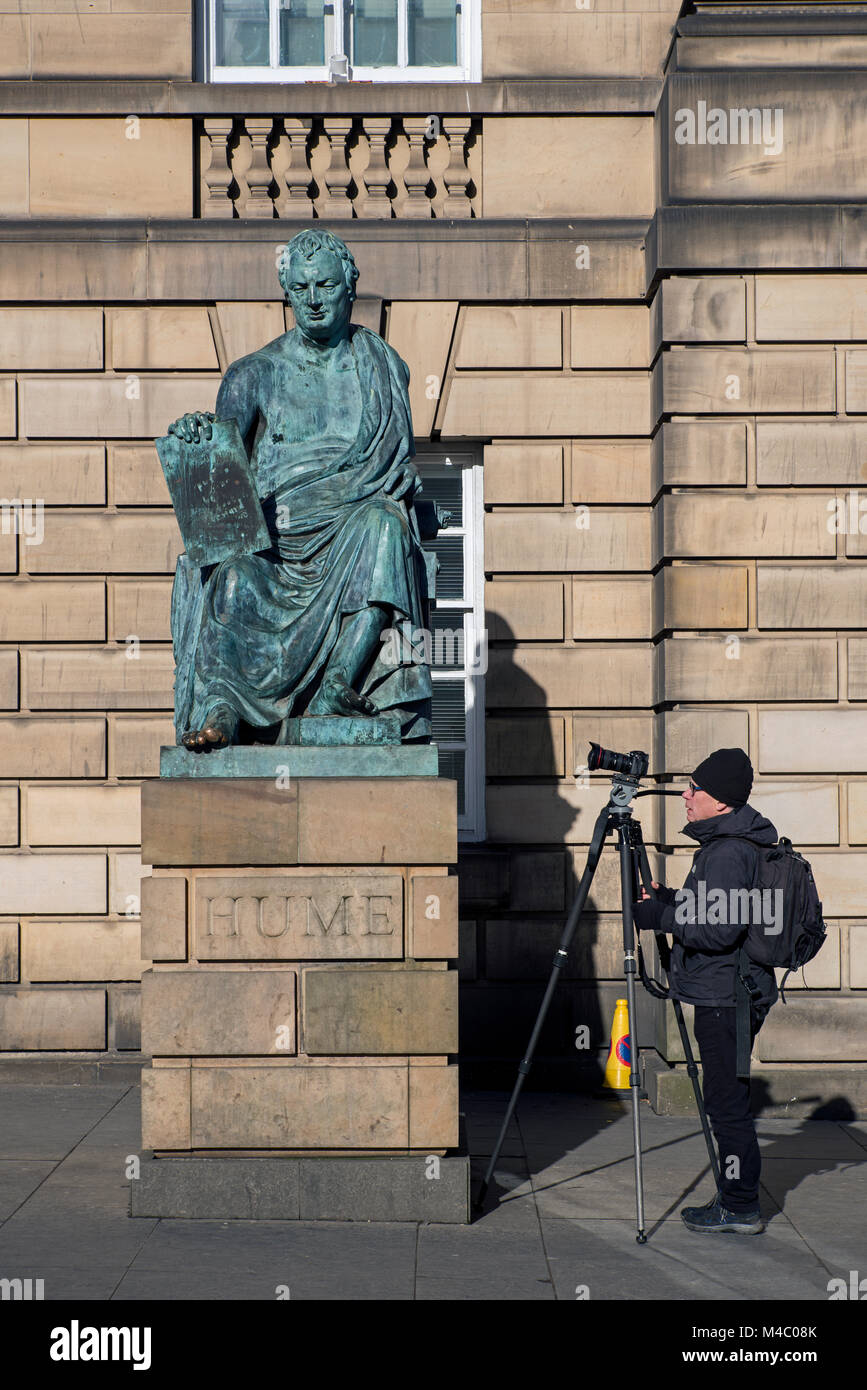 Statue des Philosophen und Historiker David Hume von Bildhauer Sandy Stoddart an Edinburghs Royal Mile mit einem Fotografen. Stockfoto