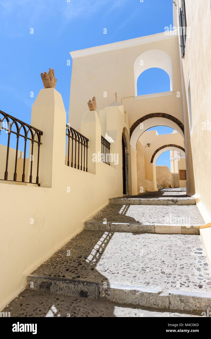 Schmale Passage mit den Schritten in Fira, Santorini, Griechenland Stockfoto