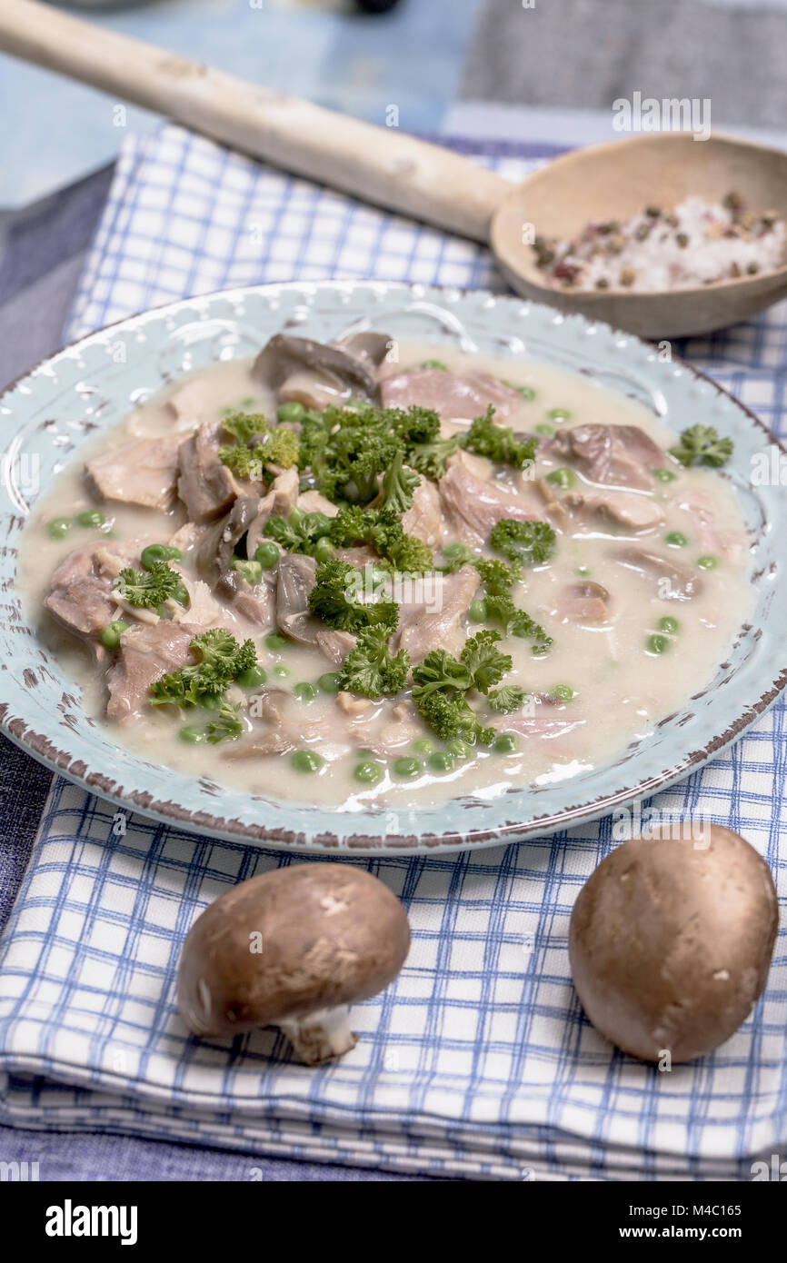 Hühnerfrikassee mit Champignons und Erbsen Stockfotografie - Alamy