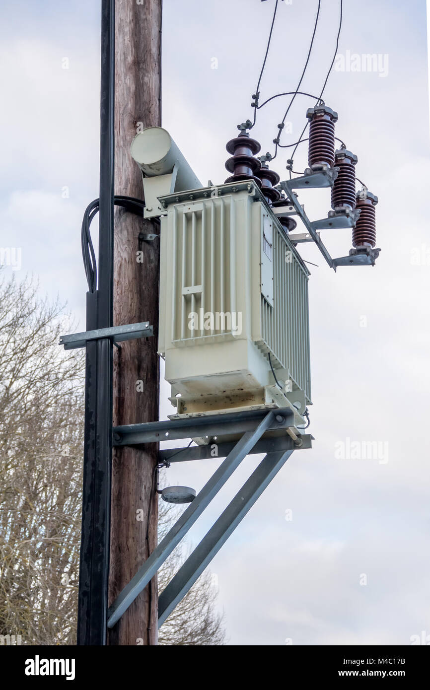 Mast montiert Transformator Stockfoto