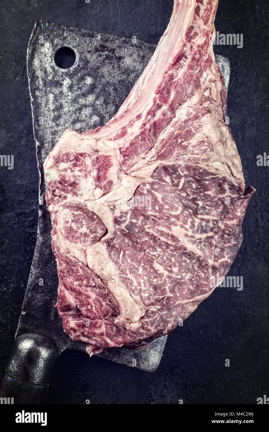 Wagyu Tomahawk Steak auf alte Küche Cleaver Stockfoto