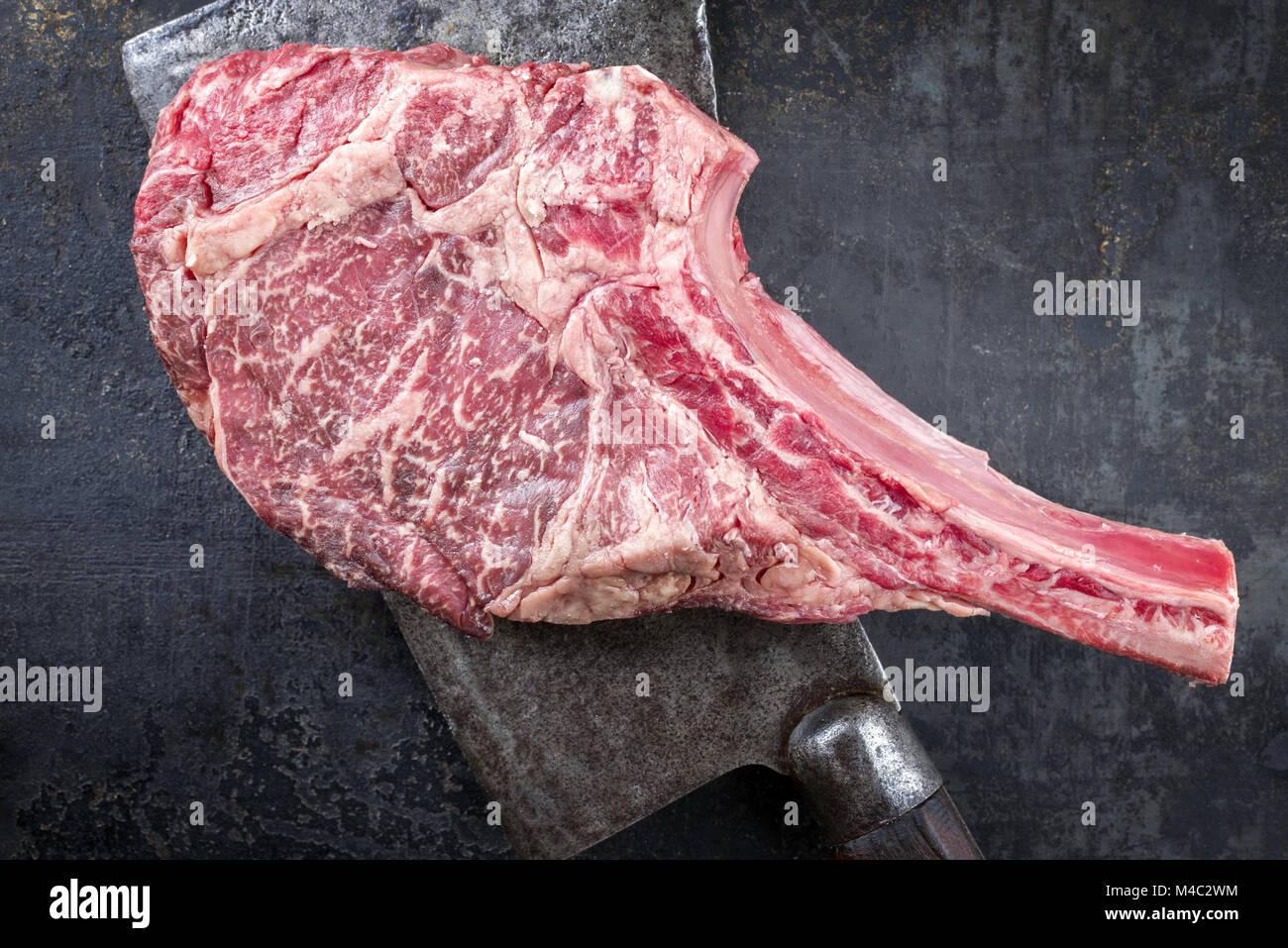 Kobe Tomahawk Steak auf alte Küche Cleaver Stockfoto