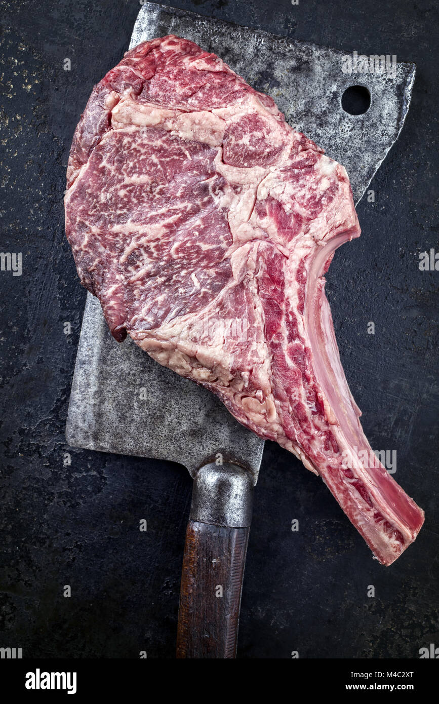 Wagyu Tomahawk Steak auf alte Küche Cleaver Stockfoto