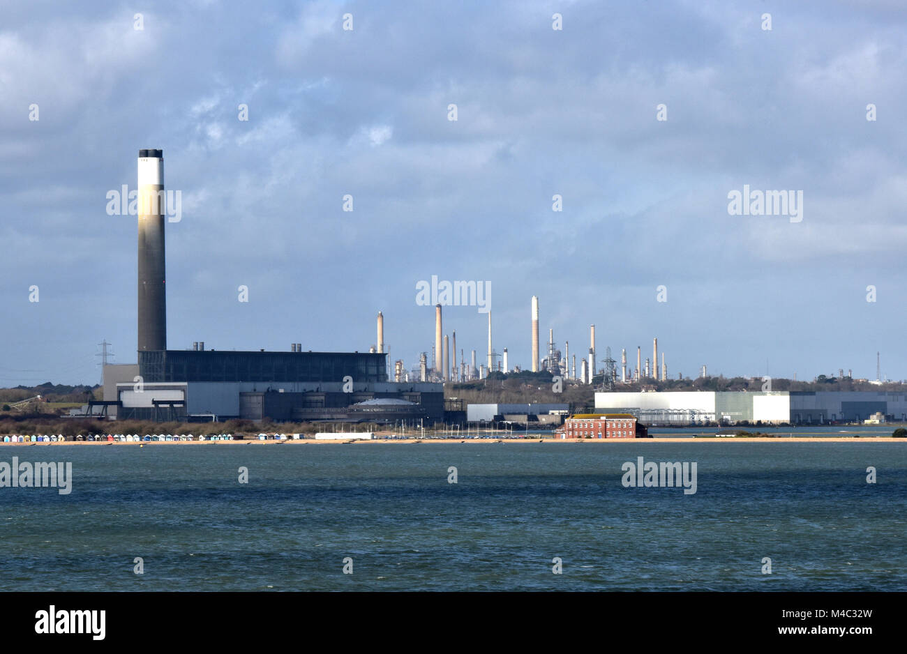 Der ststion und Kraftwerk für die National Grid in Calshot Spit in der Nähe von fawley Raffinerie am Rande des New Forest in Hampshire, Großbritannien. Stockfoto