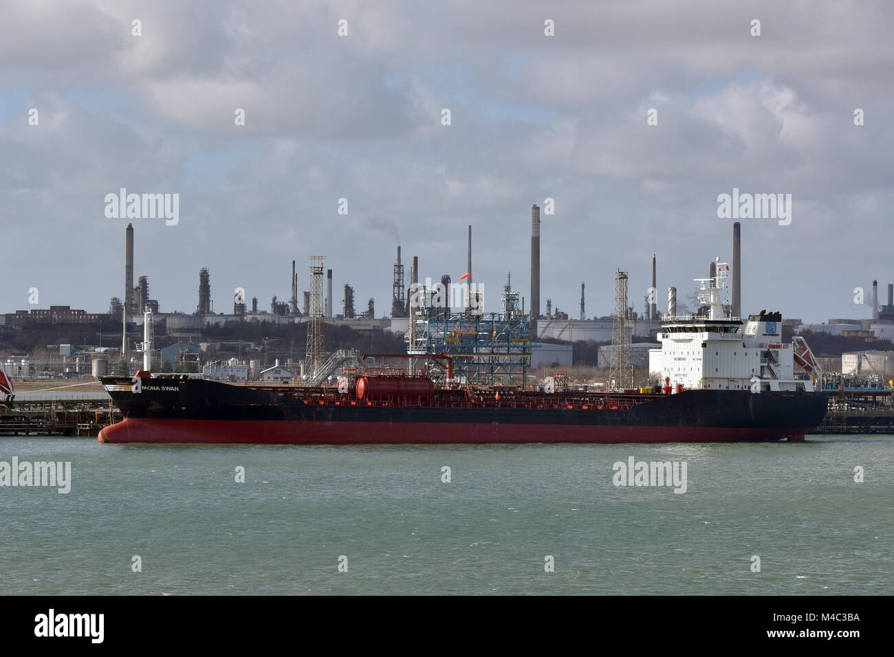 Ein großer Rohöl tanker Schiff in fawley Raffinerie Oil Terminal, Southampton, Hampshire, England, UK. Stockfoto