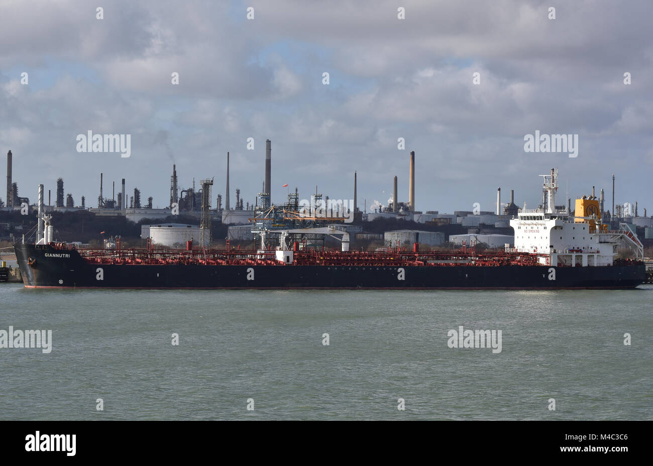 Ein großer Tanker Schiff neben der Marine Terminal am Farley EScott 2 Öl Raffinerie auf Southampton Wasser nahe dem Hafen und Docks. Rohöl Transport Stockfoto