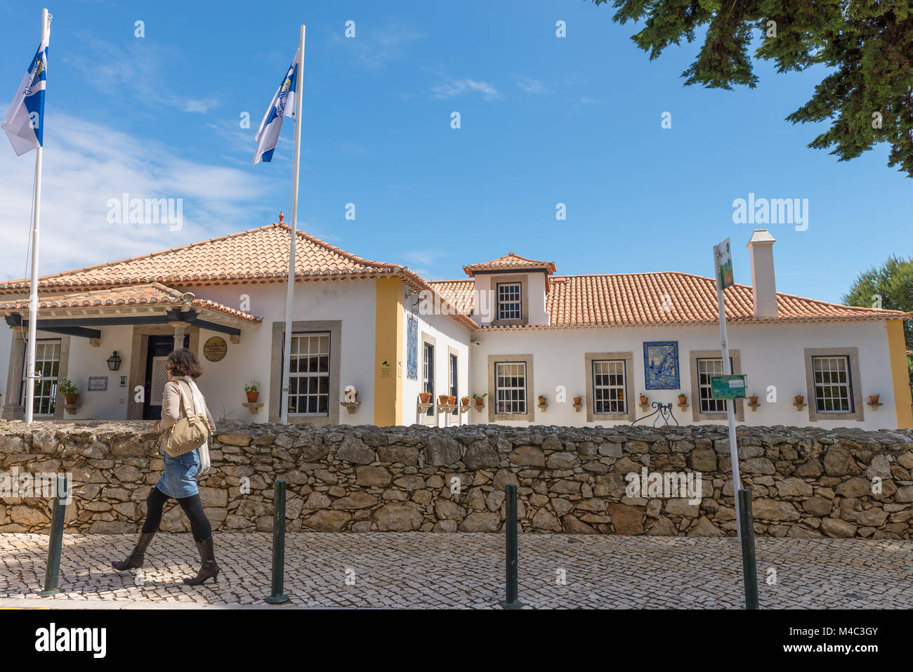 Menschen zu Fuß durch die Altstadt Straße in Cascais Stockfoto