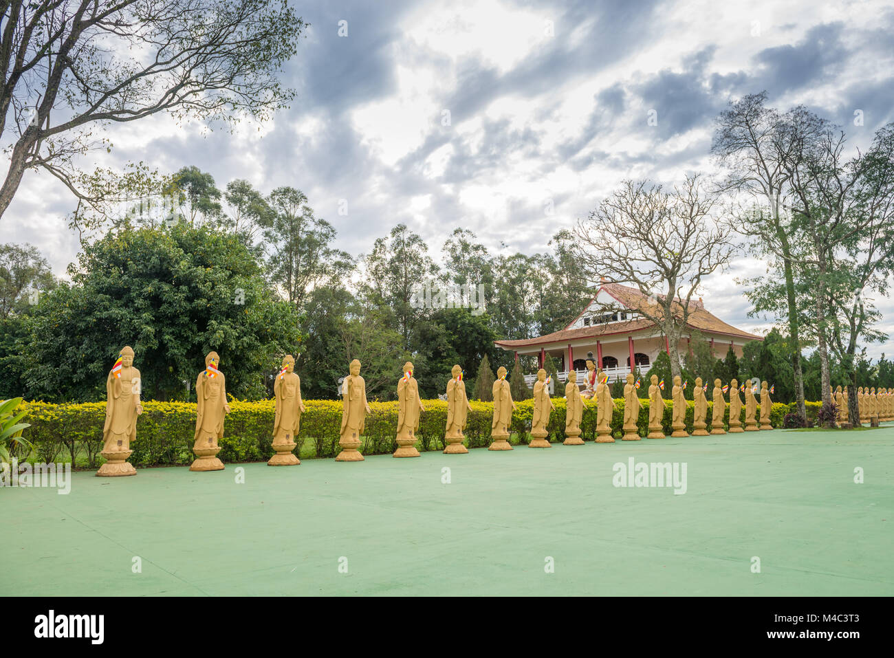 Viele Buddhastatuen in Sicht Bei der buddhistischen Tempel Stockfoto