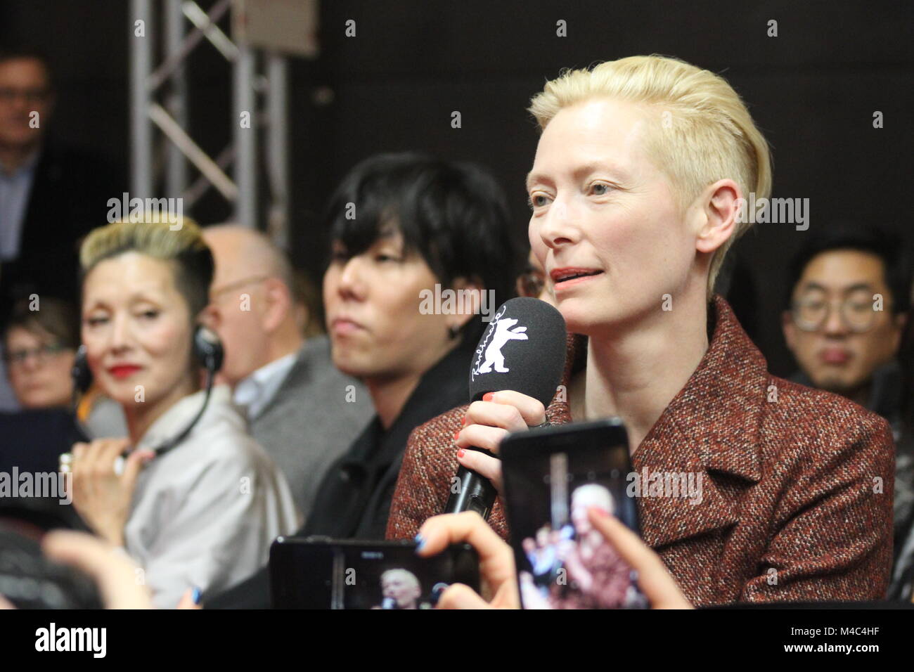 Berlin, Deutschland. 15 Feb, 2018. Pressekonferenz im Grand Hyatt Hotel in Berlin/Deutschland für "Isle of Dogs" (Film) durch die 68. Berlinale (International Film Festival). Mit: Wes Anderson, Tilda Swinton, Bryan Cranston, Koyu Rankin, Liev Schreiber, Greta Gerwig, Bill Murray, Jeff Goldblum, Bob Balaban, Courtney B. Vance, Kunichi Nomura, Wo: Berlin/Deutschland, Wann: 15. Februar 2018. Credit: Tahsin Ogan/Alamy leben Nachrichten Stockfoto