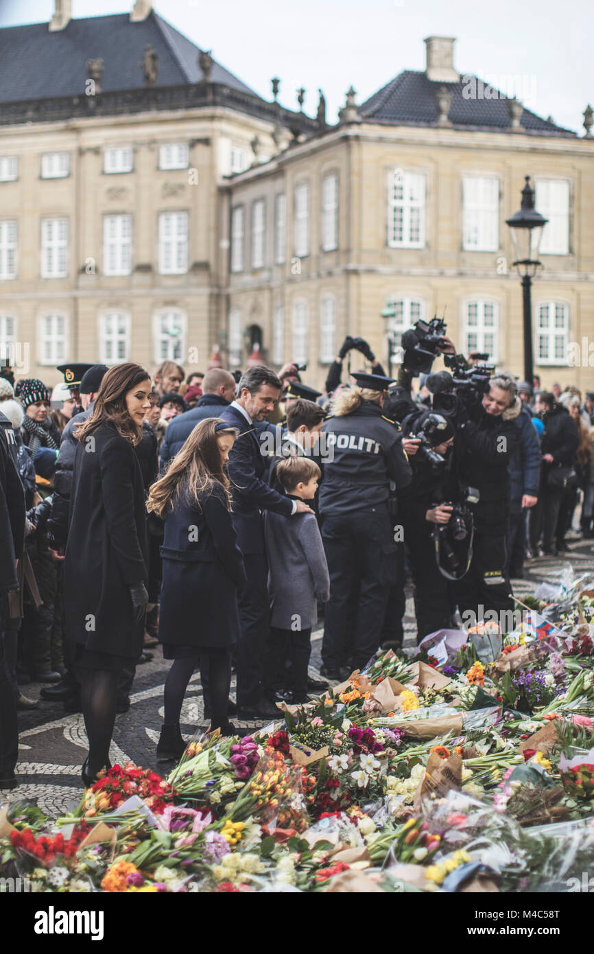 Kopenhagen, Dänemark. 15 Feb, 2018. Mitglieder der Dänischen Königlichen Familie erscheint außerhalb von Schloss Amalienborg Menschen danken für die Tribute an Prinz Henrik links. Hier Kronprinz Frederik und Kronprinzessin Mary und ihre Kinder. Credit: Gonzales Foto/Alamy leben Nachrichten Stockfoto