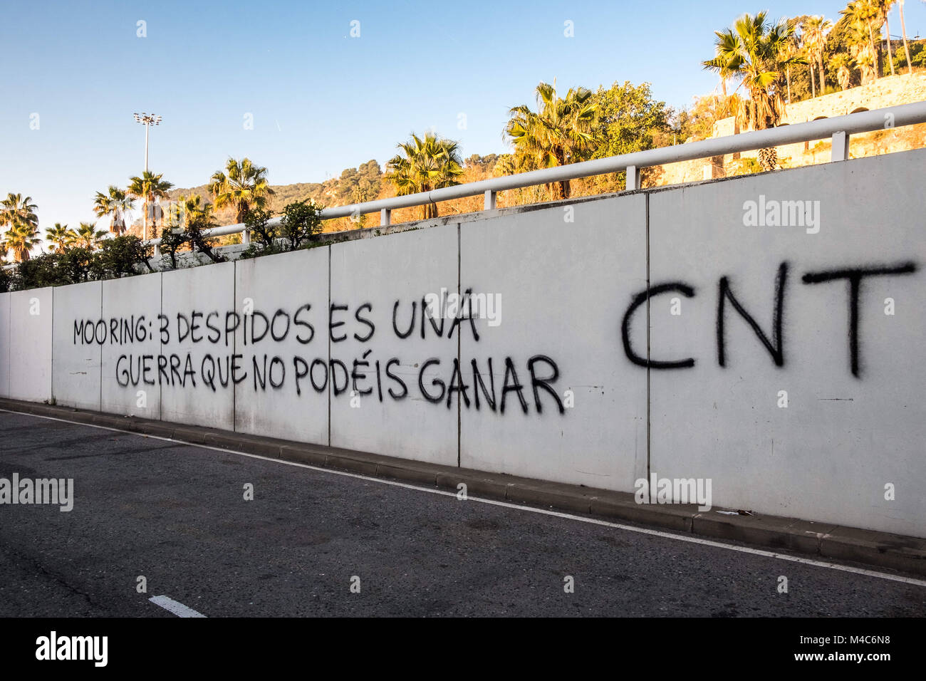 Februar 15, 2018 - Barcelona, Katalonien, Spanien - eine große Graffiti an der Wand gegenüber der Anlegestelle Unternehmen mit dem Text ''MBodenbeläge: 3 Entlassungen ist ein Krieg, den sie nicht gewinnen'' kann von der Gewerkschaft CNT unterzeichnet. gesehen. für drei Tage der Mitarbeiter der Firma ''MBodenbeläge'' im Hafen von Barcelona wird auf Streik in Solidarität bleiben durch die drei entlassenen Kollegen. Nach Aussagen der Mitarbeiter, das Unternehmen und die Gewerkschaft CNT Arbeiter weigerten sich zu Jobs Aufgaben, die nicht zu ihrer Einstellung entspricht, ihre Gesundheit und ihr Leben aufs Spiel zu setzen. (Bild: © Paco Freire/SOPA Stockfoto