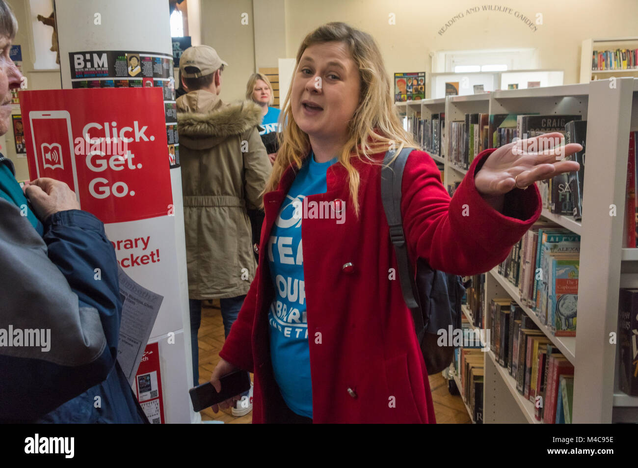 London, Großbritannien. 15. Februar 2018. Ein Unison Vertreter erzählt, dass das denkmalgeschützte Carnegie Library, die Lambeth Rat gerade wieder haben - als vorübergehende Maßnahme im Vorfeld der Kommunalwahlen eröffnet unsicher ist und berät sie zu verlassen. Arbeit ist immer noch auf das Gebäude, in dem Millionen ausgegeben wurden, die eine Pay-Keller Fitnessraum Niemand will mit begrenzter Ausstattung und niedrige Decke, wird es unmöglich für Menschen zu springen. Credit: Peter Marschall/Alamy leben Nachrichten Stockfoto