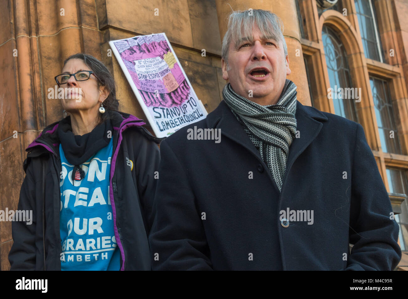 London, Großbritannien. 15. Februar 2018. Ein Unison Sprecher beschreibt die Sicherheit Probleme, die Ihnen das Gebäude cuase unsicher an eine kurze Rallye außerhalb des denkmalgeschützten Carnegie Library zu erklären. 15 Minuten früher Lambeth Rat erneut geöffnet wird es als vorübergehende Maßnahme im Vorfeld der Kommunalwahlen. Credit: Peter Marschall/Alamy leben Nachrichten Stockfoto