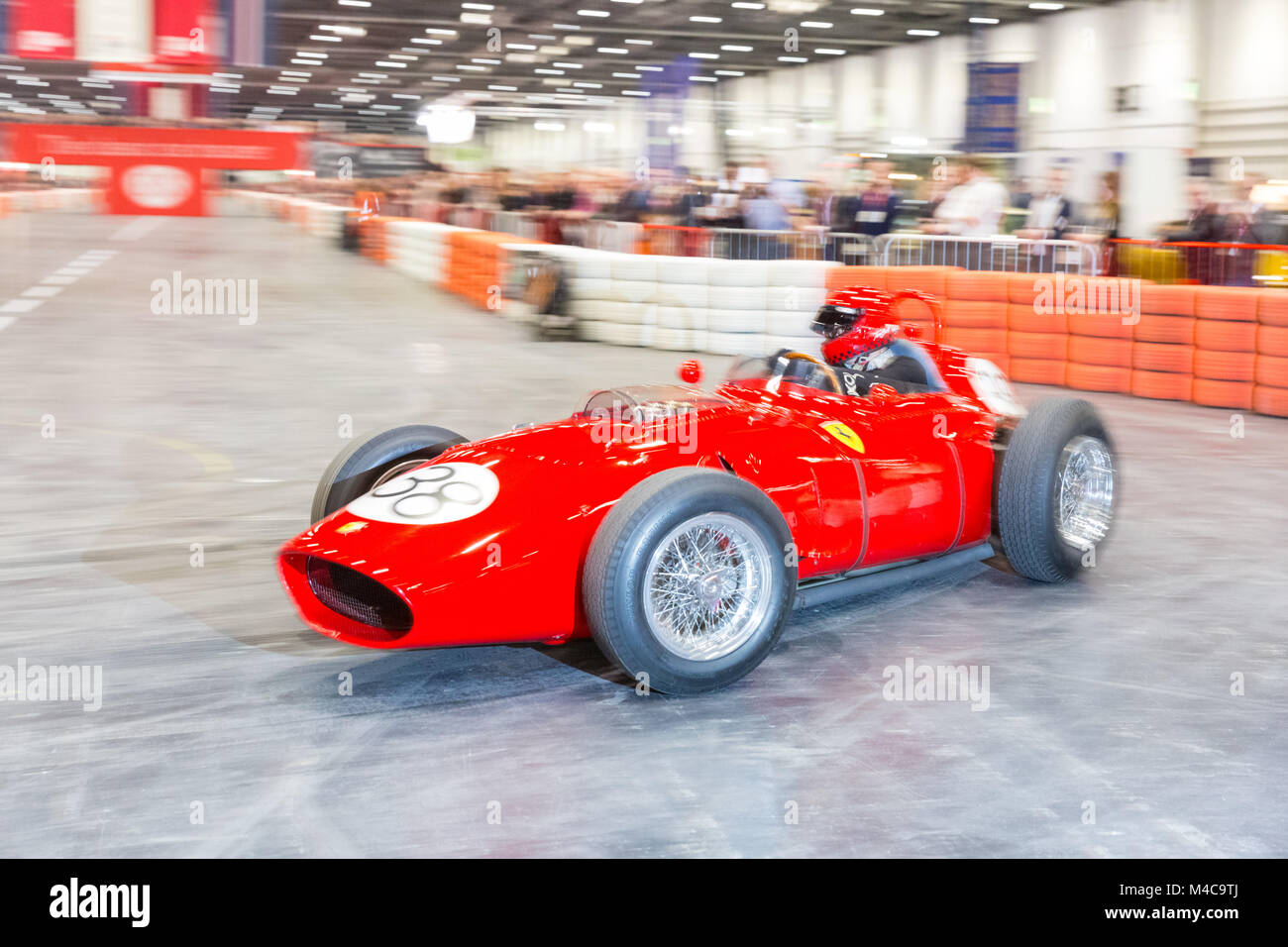 ExCel, London, 15. Feb 2018. Ein 1959 Ferrari Dino 246 F1-Rennen. Der London Classic Car Show eröffnet größten klassischen Autos der Welt zu feiern, mit 700 der besten Autos, sowie Grand Avenue mit Autos nach unten zur Schau. Credit: Imageplotter Nachrichten und Sport/Alamy leben Nachrichten Stockfoto