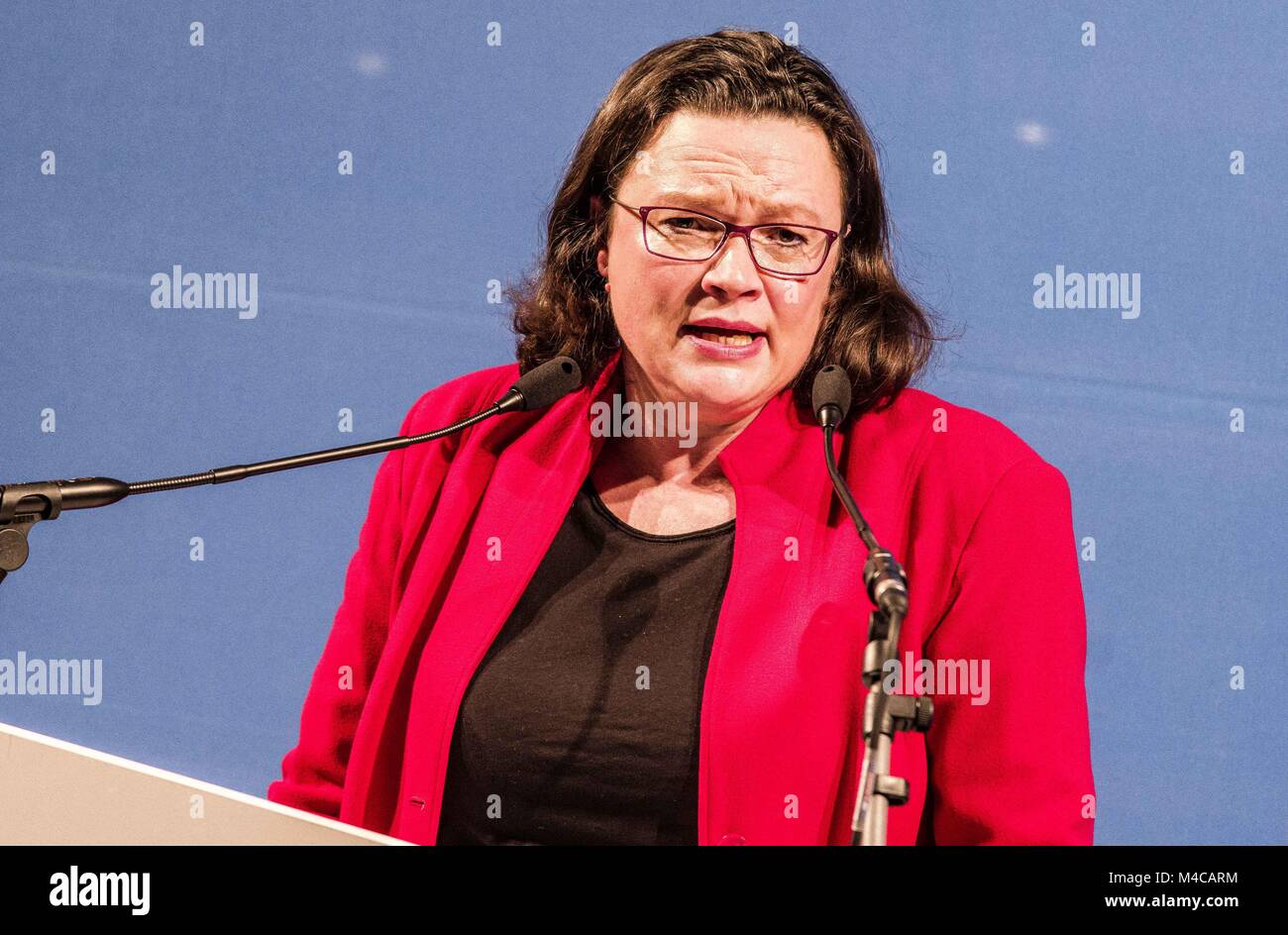 Augsburg, Bayern, Deutschland. 15 Feb, 2018. Andrea Nahles, der Vorsitzende der SPD (Sozialdemokraten) im Deutschen Bundestag besucht Augsburg, Bayern für eine Ascherdonnerstag (Asche) Donnerstag Abend. Es waren ca. 30 Demonstranten in '#noGroKo der SPD'' Flanken. Diese Gruppe protestiert der Eintritt der SPD in die Große Koalition, anstatt einen neuen Pfad für die rückläufigen Partei. Außerdem sind einige Flügel der SPD Nahles als zu weit rechts, insbesondere im Hinblick auf ihre Haltungen gegen Flüchtlinge, die so ähnlich wie die von rechts gesehen c Stockfoto