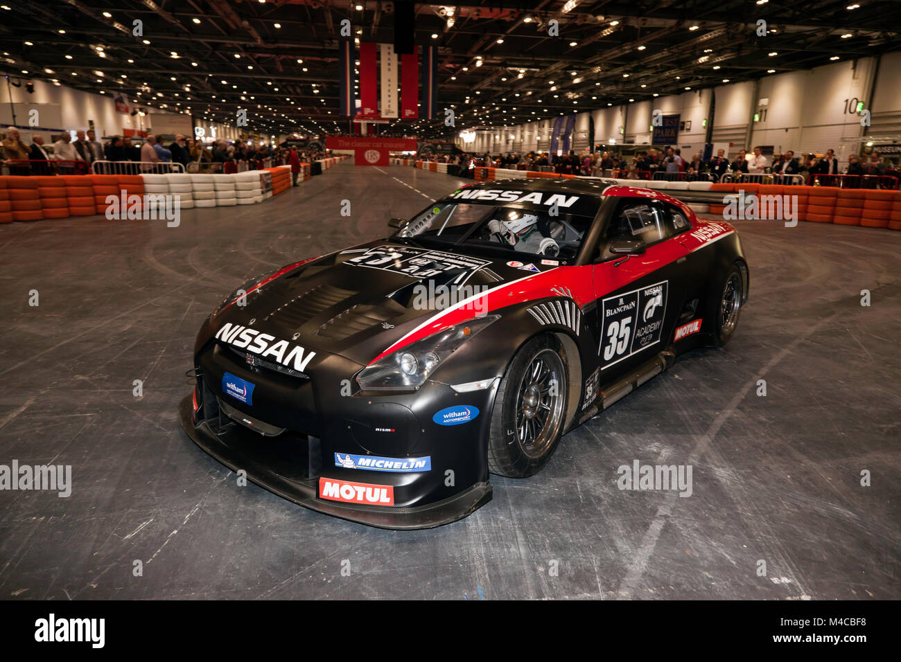 Ein Nissan GR-R NISMO GT1 aus dem Jahr 2010 wird in der Grand Avenue Highlights Show auf der London Classic Car Show 2018 gezeigt Stockfoto