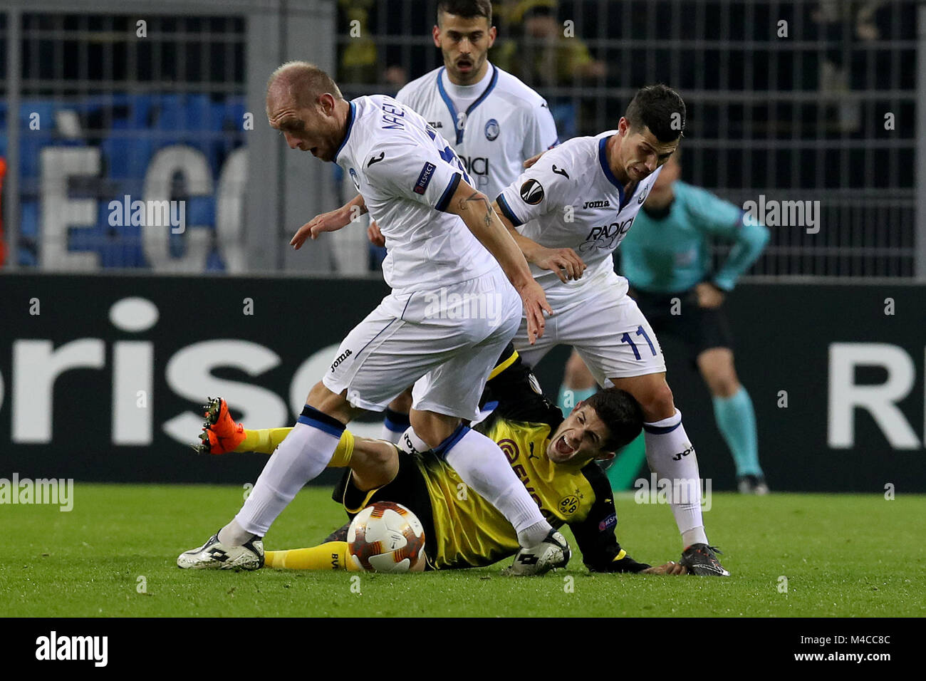 Dortmund, Deutschland. 15 Feb, 2018. Christian Pulisic (unten) von Dortmund konkurriert bei der UEFA Europa League Runde der 32 ersten Bein Fußball Spiel zwischen Borussia Dortmund und Atlanta BC in Dortmund, Deutschland, Feb.15, 2018. Dortmund gewann 3-2. Quelle: Joachim Bywaletz/Xinhua/Alamy leben Nachrichten Stockfoto