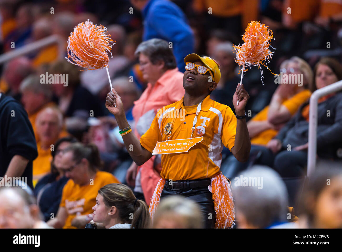 Februar 15, 2018: Tennessee Dame Volunteers Ventilator während der NCAA Basketball Spiel zwischen der Universität von Tennessee Lady Volunteers und der Universität von Alabama Crimson Tide am Thompson Boling Arena in Knoxville TN Tim Gangloff/CSM Stockfoto