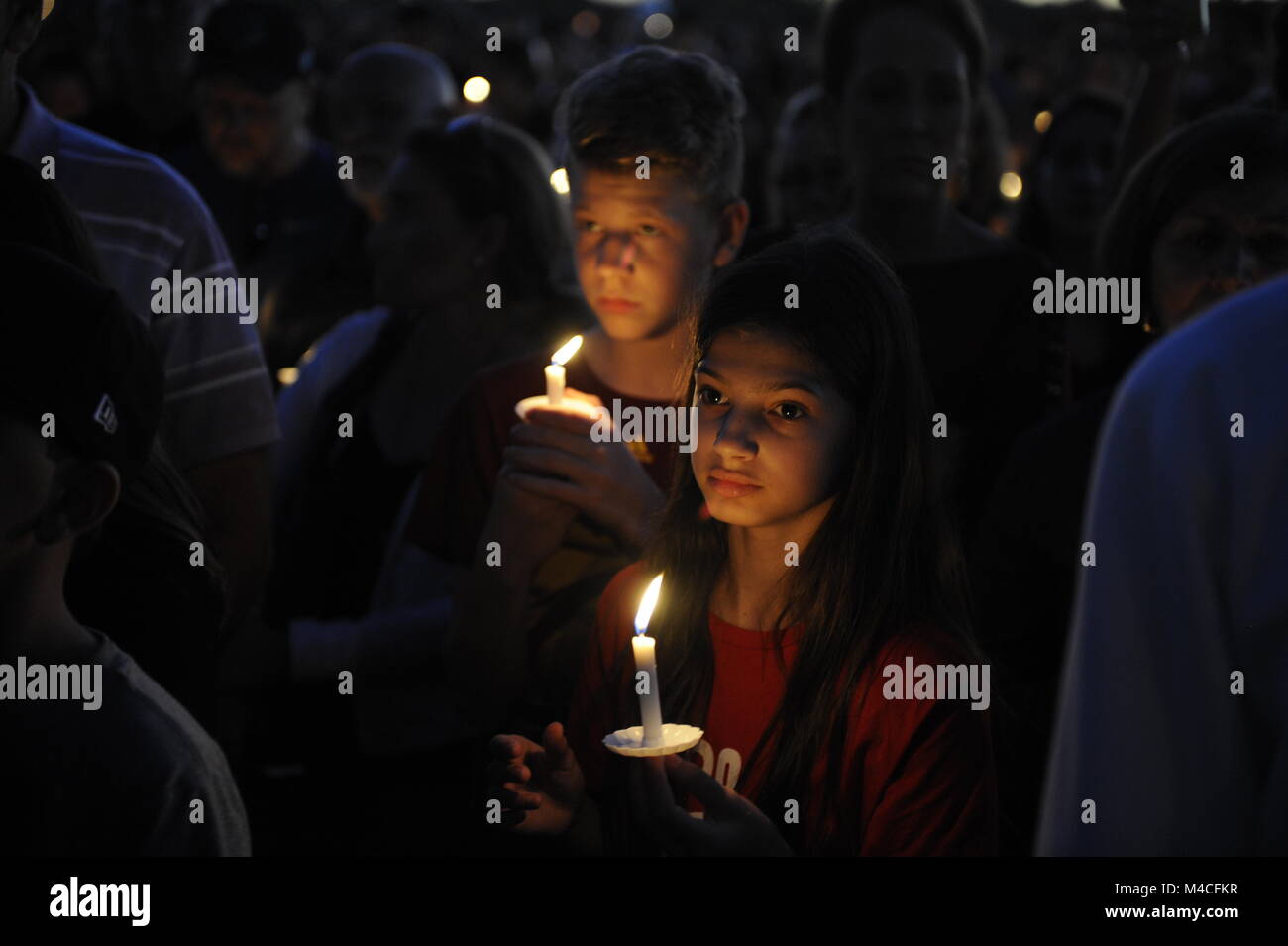 Parkland, USA. 15 Feb, 2018. Die Leute halten Sie Kerzen während eine Mahnwache für die Opfer des Amoklaufs an Marjory Stoneman Douglas High School, in Parkland, Florida, Usa, Nov. 15, 2018. 17 Menschen in einer Masse schießen in einer High School in Florida in den Vereinigten Staaten getötet wurden Mittwoch, lokale Polizei sagte. Credit: Liu Yang/Xinhua/Alamy leben Nachrichten Stockfoto