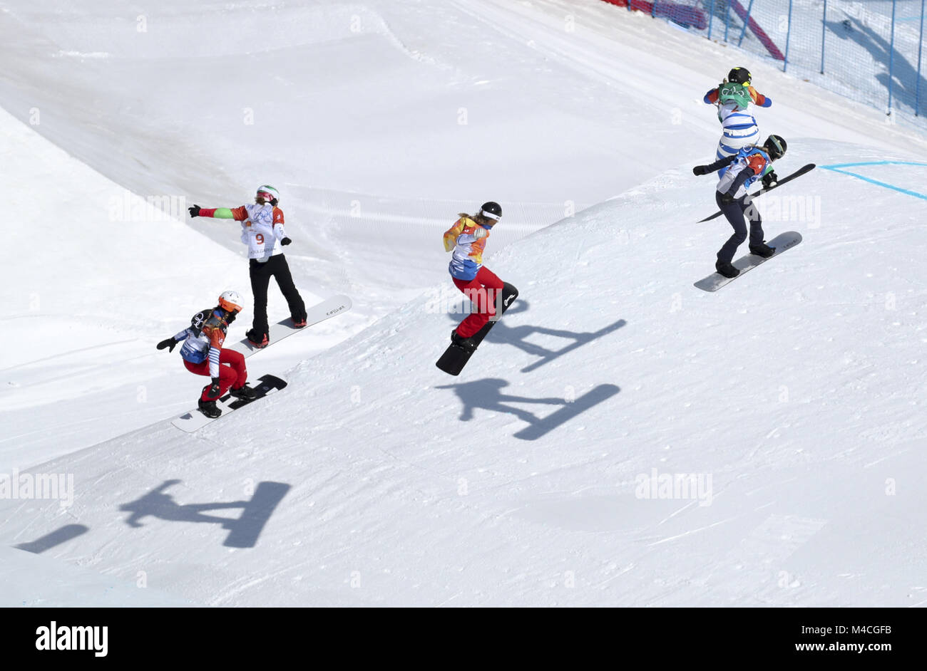 Pyeongchang, Südkorea. 16 Feb, 2018. Atheletes konkurrieren während Snowboard Cross Finale bei den 2018 PyeongChang Winter-olympischen Spiele der Damen, bei Phoenix Snow Park, South Korea, Jan. 16, 2018. Credit: Fei Maohua/Xinhua/Alamy leben Nachrichten Stockfoto