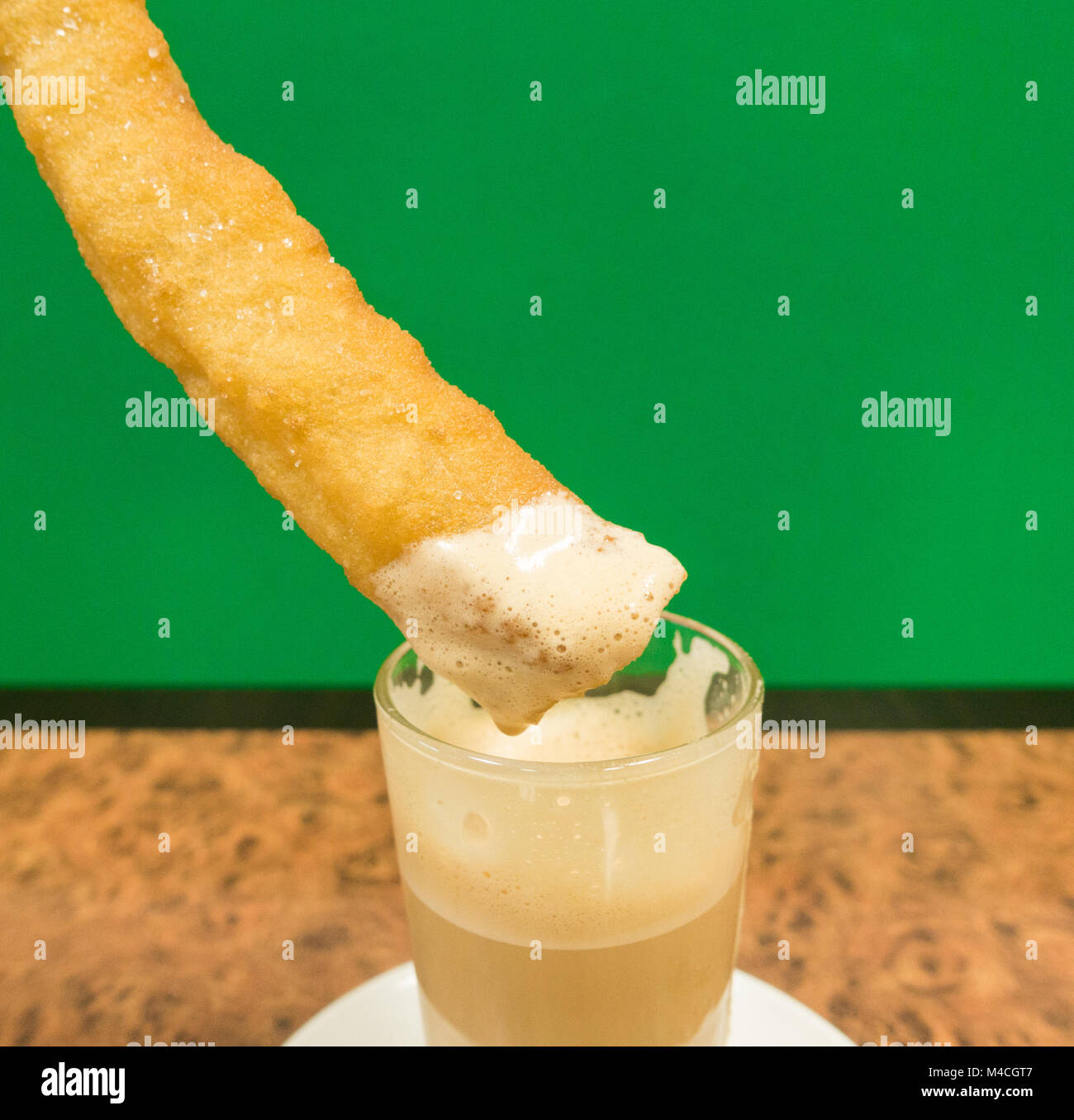 Churros (frittierte Teig Gebäck) mit Milchkaffee in bar in Spanien Stockfoto