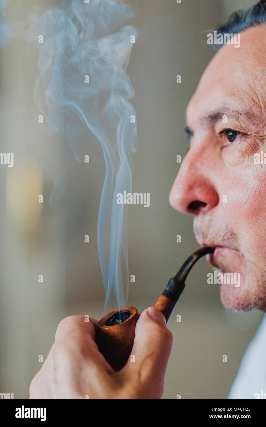 Ältere Pfeifenraucher Stockfoto