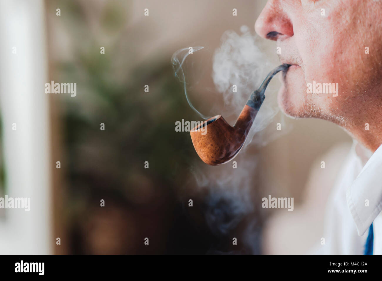 Ältere Pfeifenraucher Stockfoto