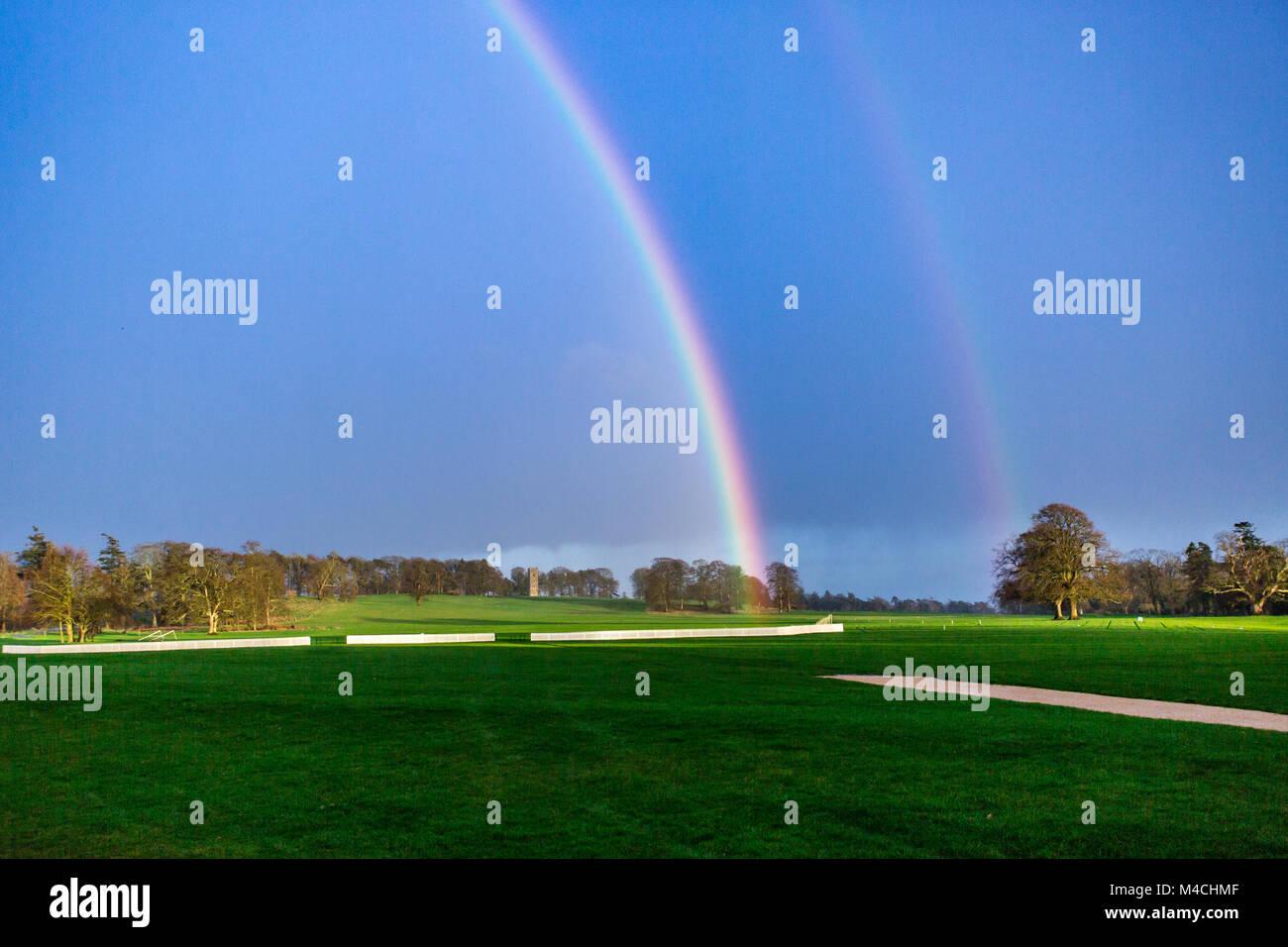 Schönen Regenbogen über Carton House Golf Kurs in Maynooth, Co Kildare, Irland Stockfoto