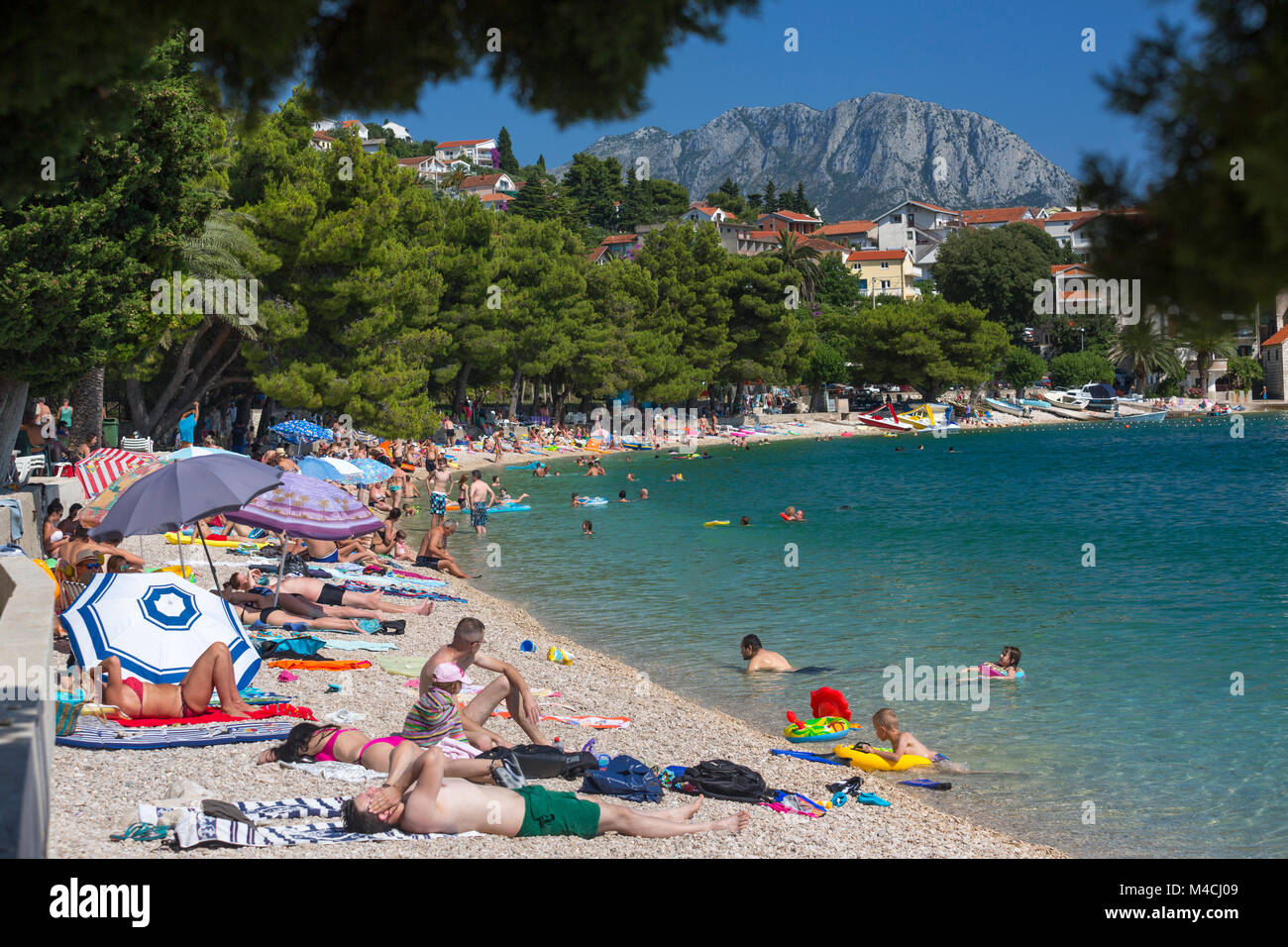 Die podaca Kiesel-strand (Dalmatien - Kroatien), im Sommer. Split-dalmatien County. Plage de Galets de Podaca, en Été (Dalmatie, Kroatien). Podace. Stockfoto