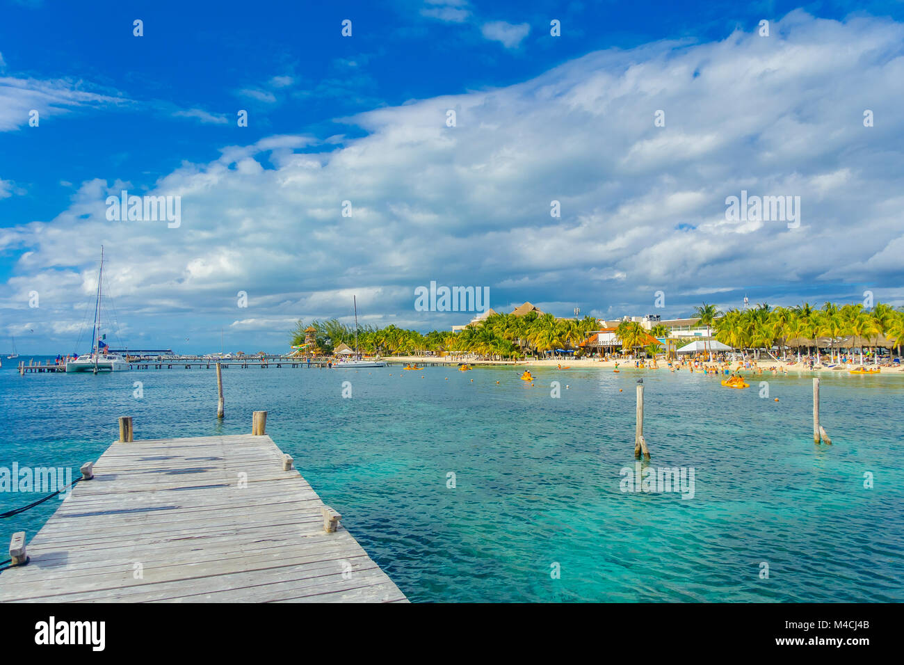 CANCUN, MEXIKO - 10. JANUAR 2018: Unbekannter Menschen schwimmen in der Ufer- und andere Paddeln in ihre Kayack in einem wunderschönen karibischen Strand Isla Mujeres mit sauberen und transparenten Wasser in Mexiko Stockfoto