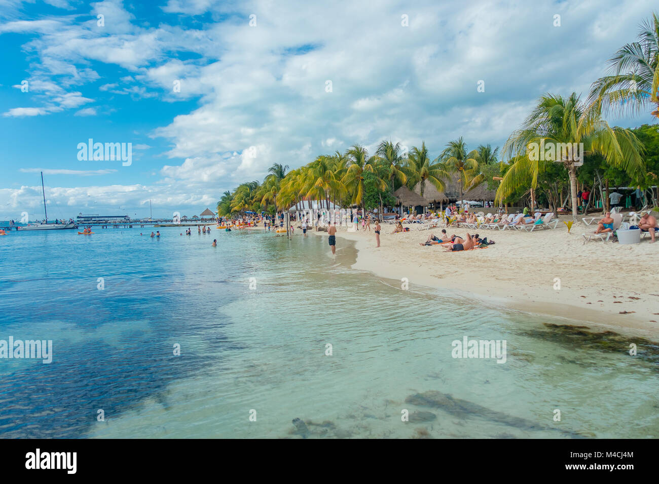 CANCUN, MEXIKO - 10. JANUAR 2018: Unbekannter Menschen schwimmen in der Küste in einer wunderschönen karibischen Strand Isla Mujeres mit sauberen und transparenten Wasser in Mexiko Stockfoto