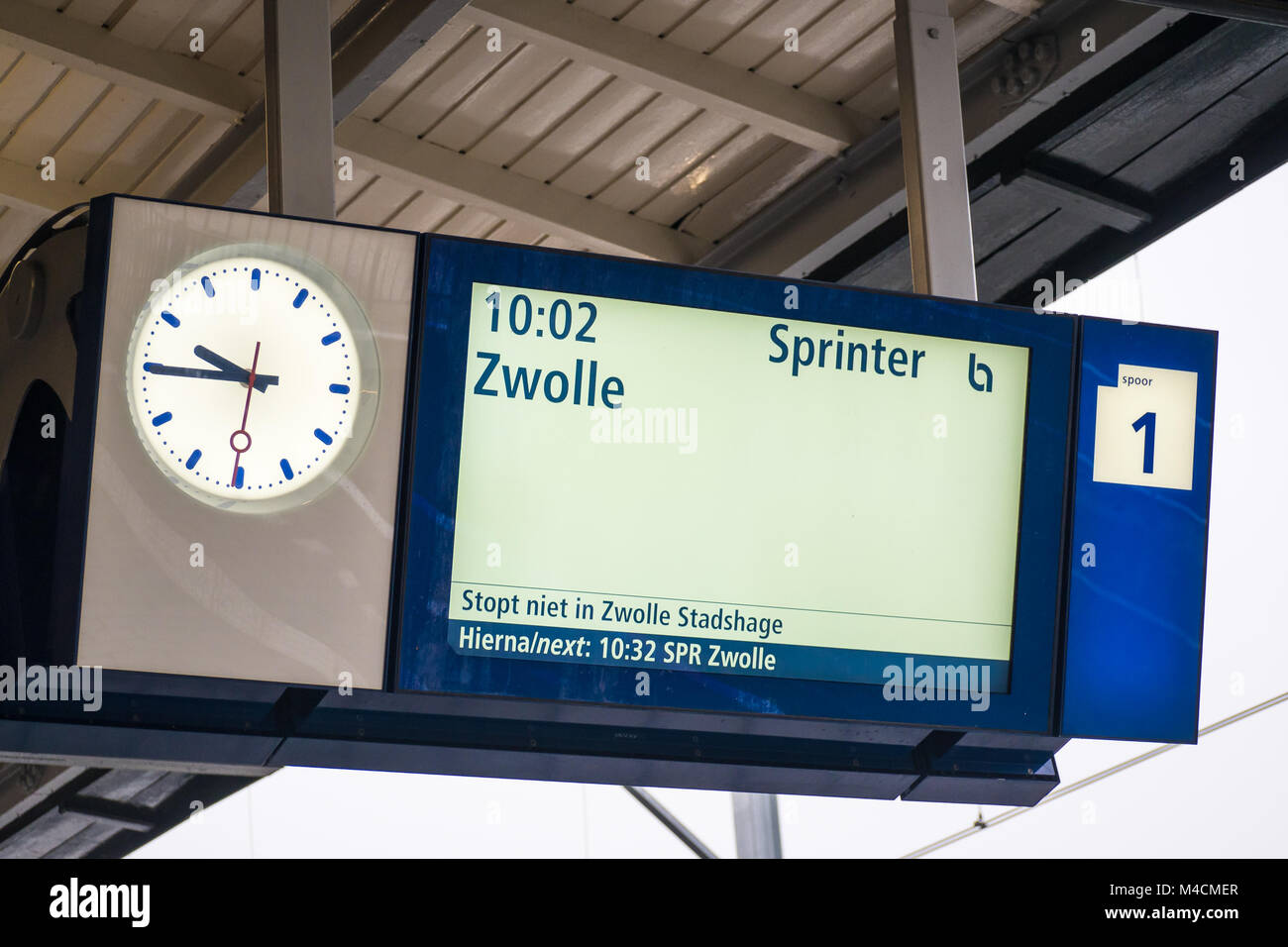 KAMPEN, Niederlande - 15 Dezember, 2017: Informationen und Uhr auf Kampen Bahnhof. Der Bildschirm gibt Informationen über den Zug von Kampen Stockfoto