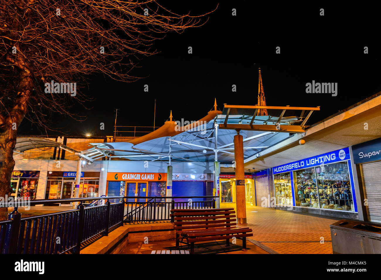 Piazza Einkaufszentrum, Prinzessin Alexandra Spaziergang, Huddersfield, West Yorkshire, England, UK in der Nacht. Stockfoto