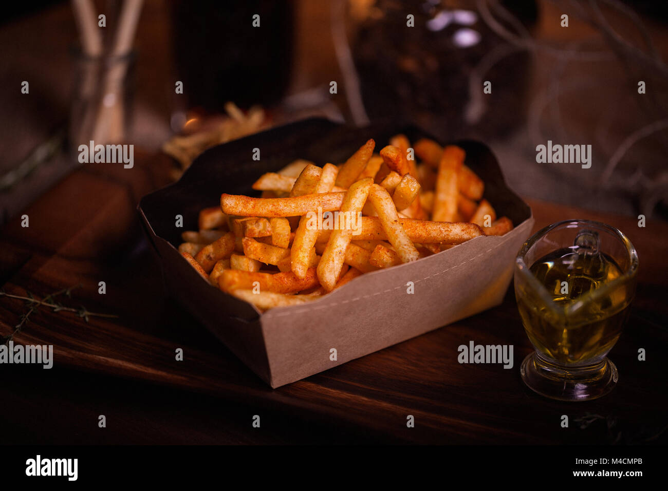 Pommes essen Foto. Street Food. Ungesunde lecker Gegrilltes, Pommes frites, hausgemachte Handwerk. Mit unscharfen Hintergrund Nahaufnahme. Rustikal farbe Stil. Stockfoto