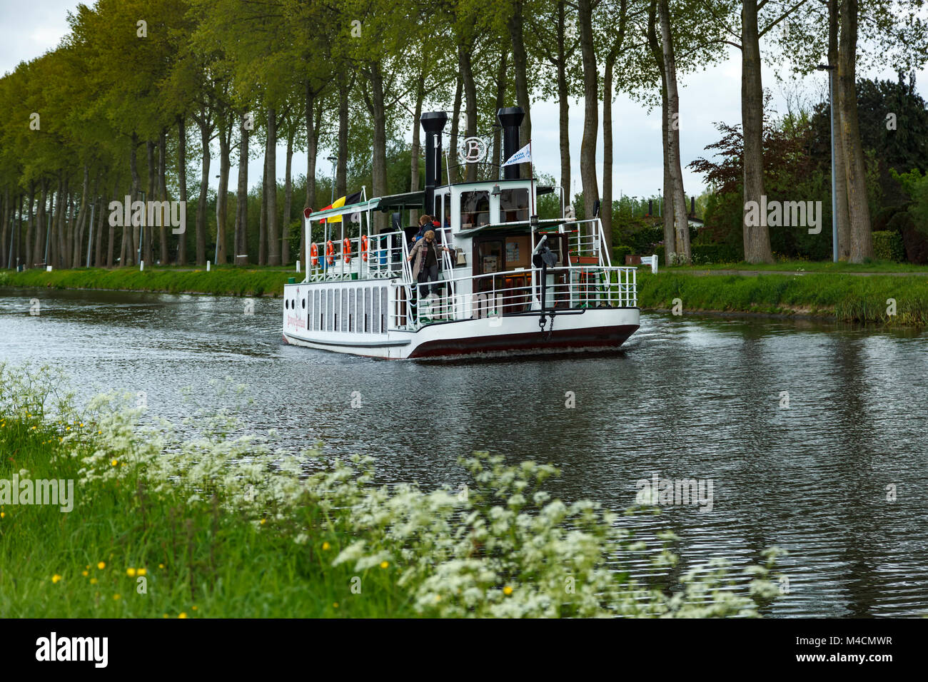 Tretboot auf Damme Canal, Belgien Stockfoto