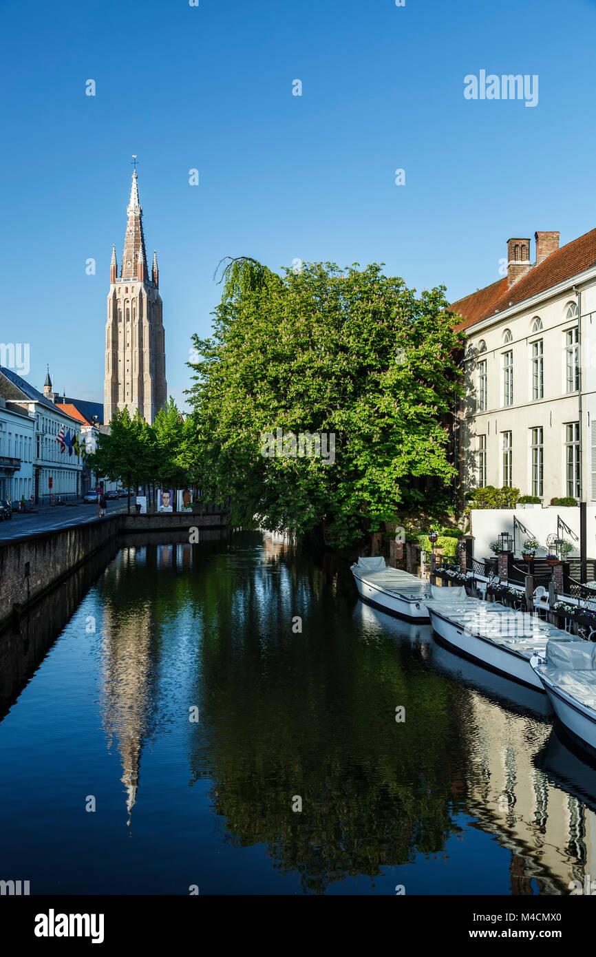 Kirche Unserer Dame, Turm und Canal, Brügge, Belgien Stockfoto