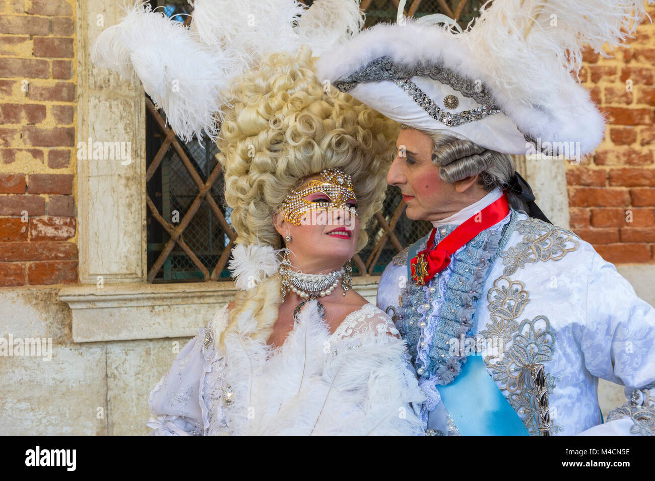 Elegantes Paar in raffinierten achtzehnten Jahrhundert Kostüm für Karneval  in Venedig gekleidet Stockfotografie - Alamy