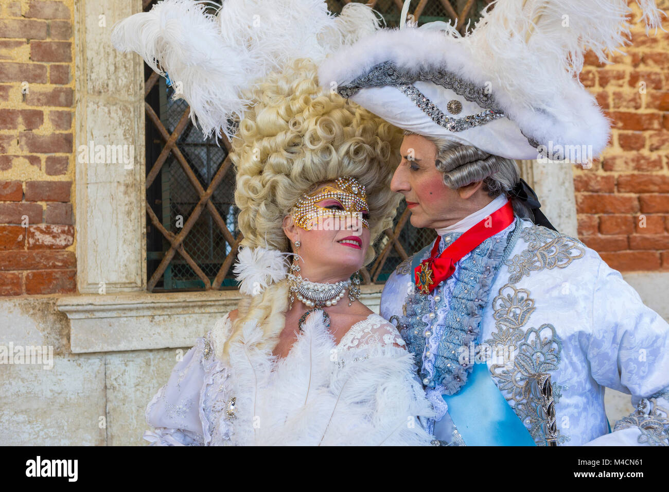 Elegantes Paar in raffinierten achtzehnten Jahrhundert Kostüm für Karneval in Venedig gekleidet Stockfoto