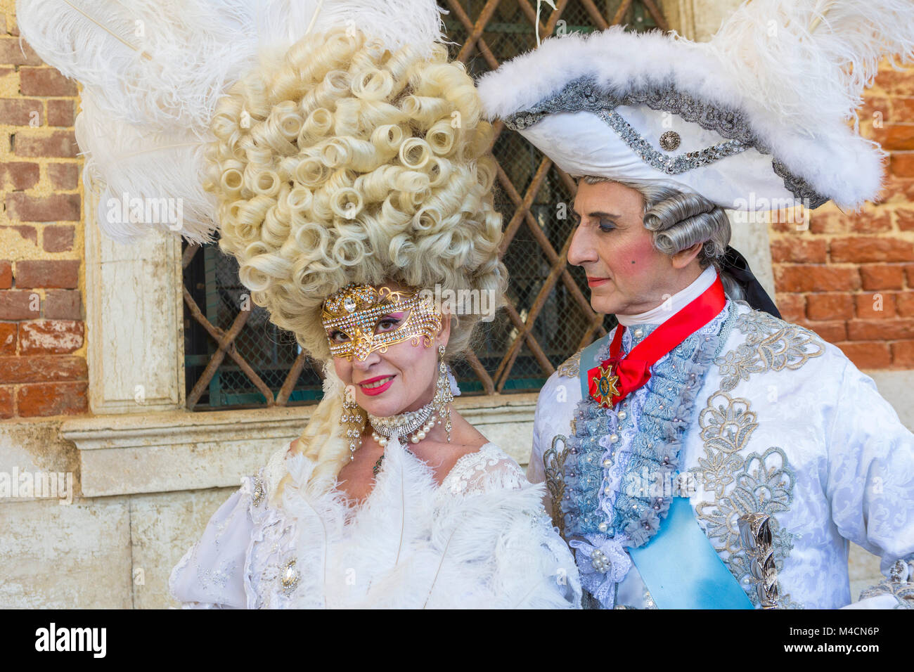 Elegantes Paar in raffinierten achtzehnten Jahrhundert Kostüm für Karneval in Venedig gekleidet Stockfoto