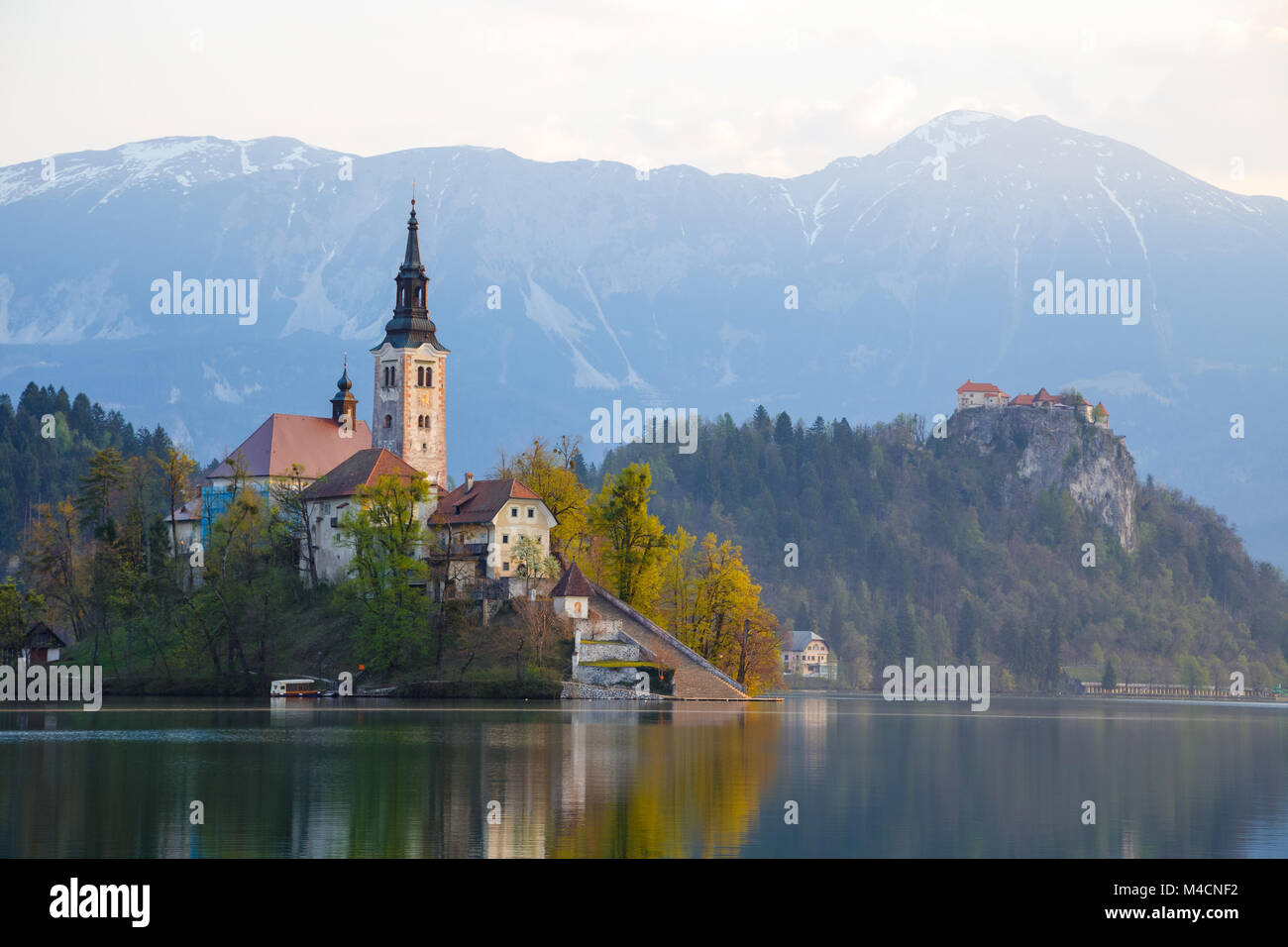 Erstaunlich Sonnenaufgang am See im Frühling, Slowenien Bled, Europa Stockfoto