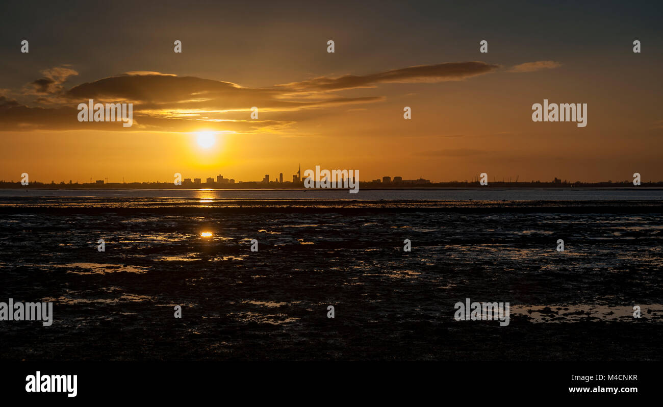Portsmouth bei Sonnenuntergang, von Hayling Island gesehen Stockfoto